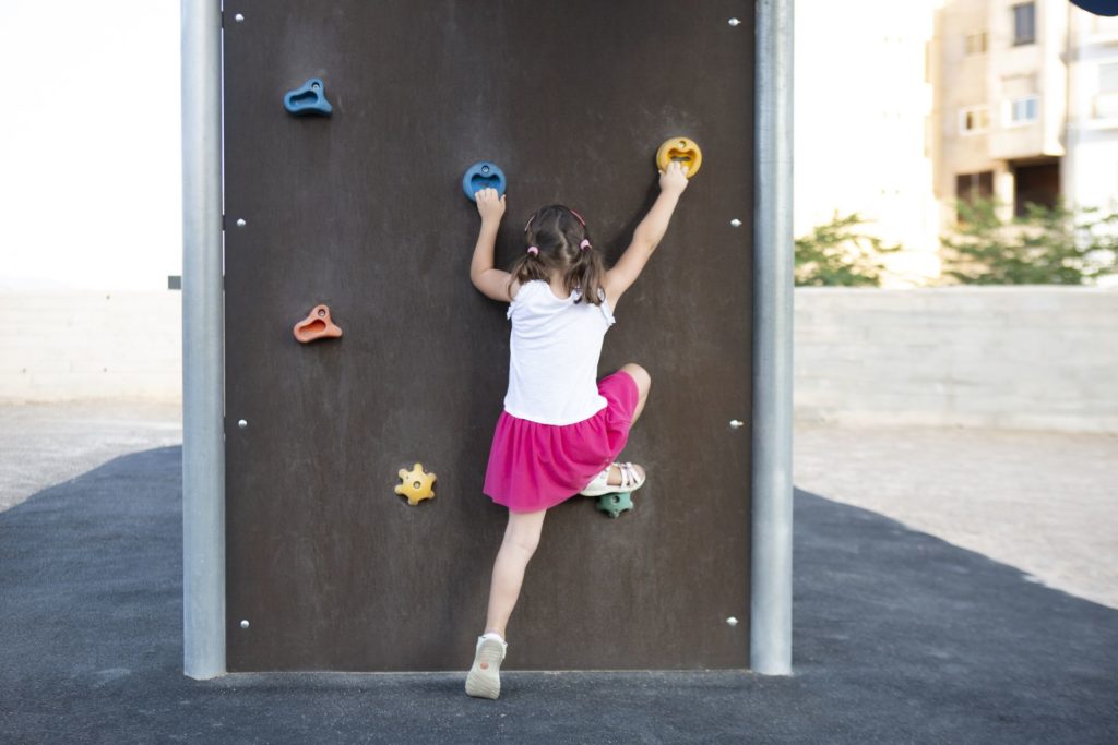 Beneficios para el desarrollo del bebé, al jugar en los parques infantiles,  en casa. - La fábrica de los peques