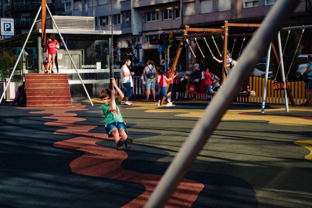 niño jugando en parque