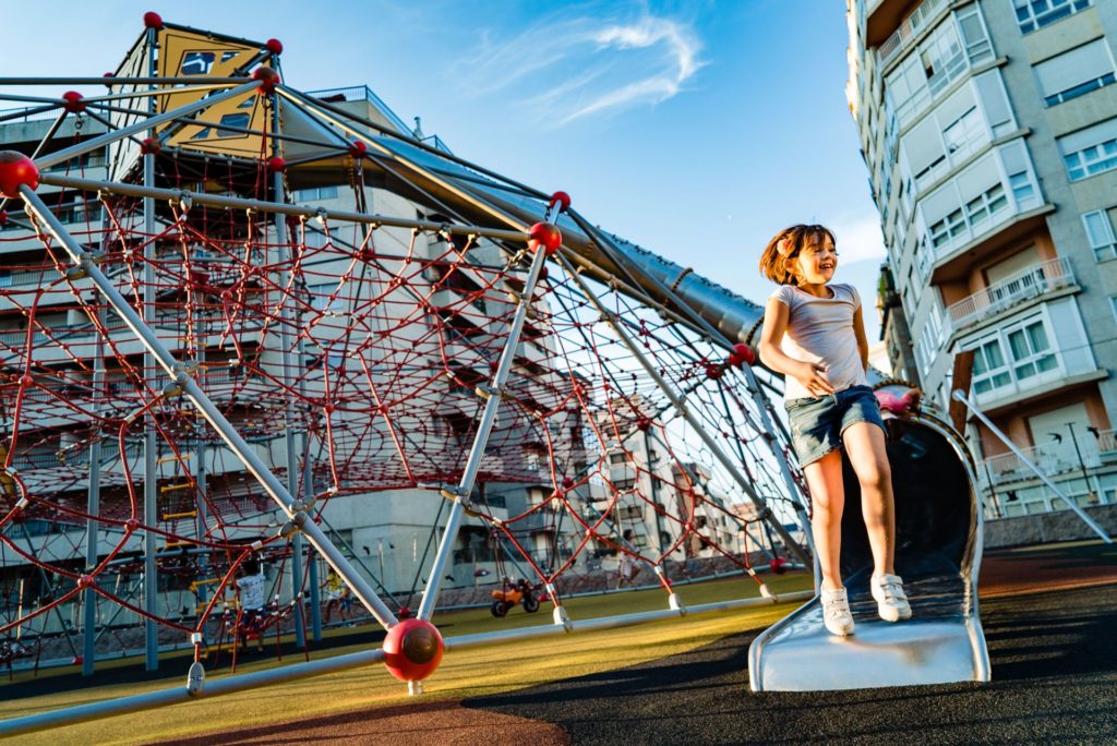 niña jugando en el parque