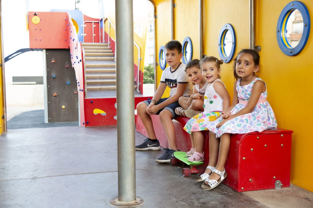 niños que juegan en el parque