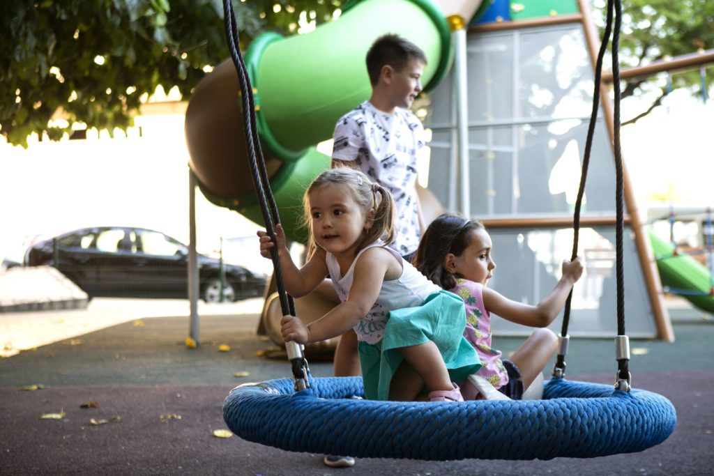 niños jugando en parque saludes play