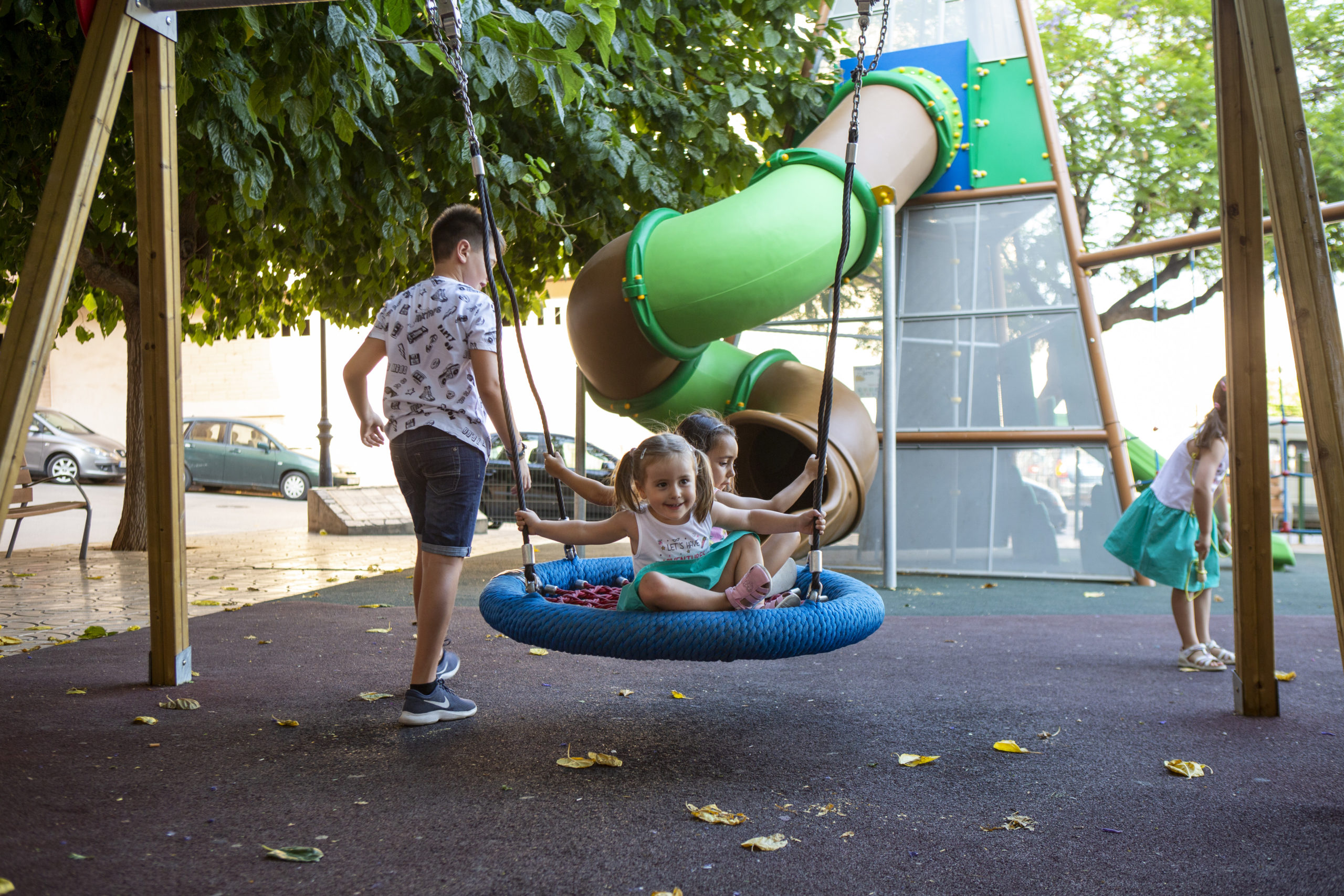 PARQUE VOLCANO niños tobogan columpio saludes play