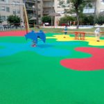 Parque de saludes play con suelo de caucho y muelles