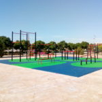 Parque de saludes play con suelo de caucho y street workout