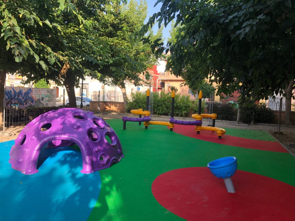 Por qué elegimos el caucho para nuestros parques infantiles?