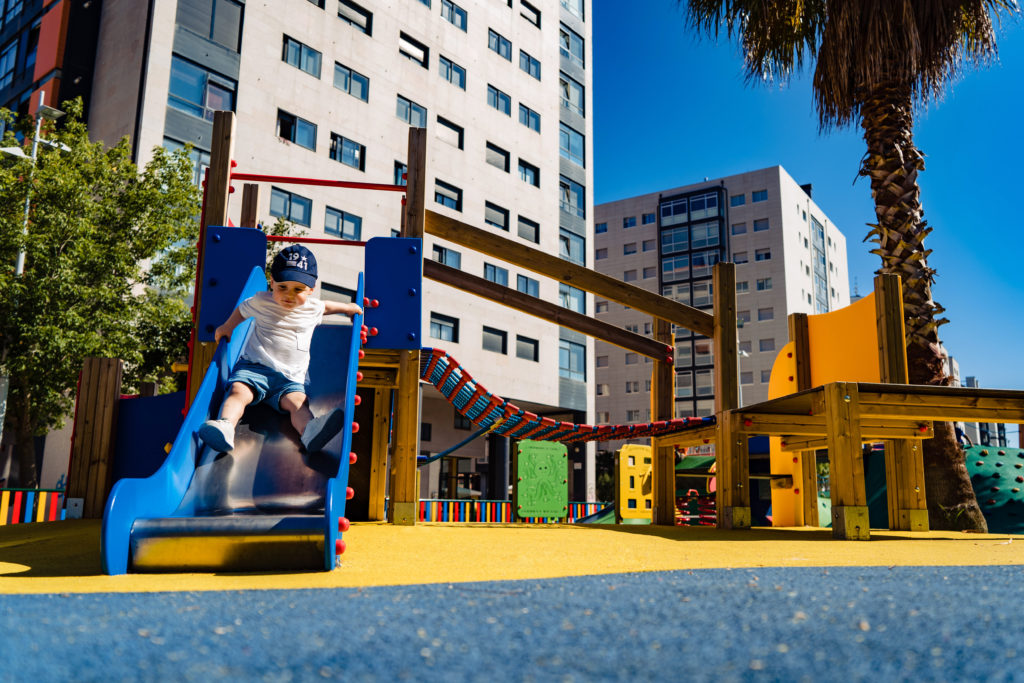 tobogán como elemento de parque infantil y niño jugando