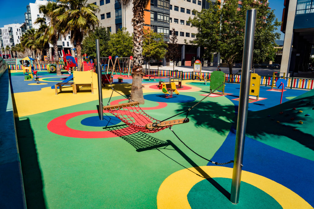 parque infantil. elemento: hamaca y suelo de caucho