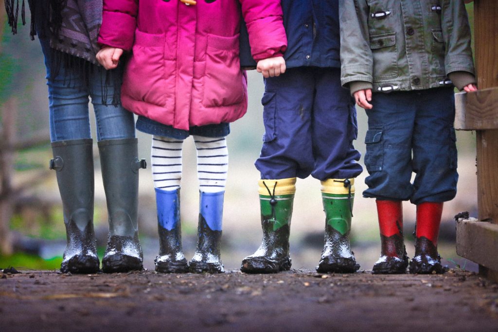 niños jugando en invierno