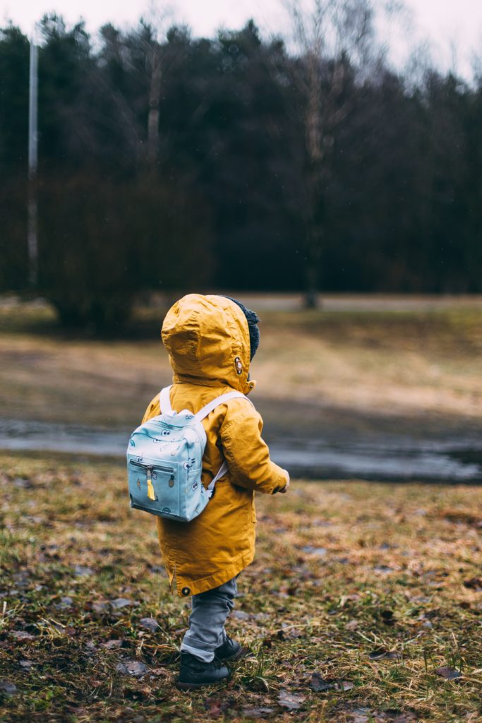 niño jugando en invierno