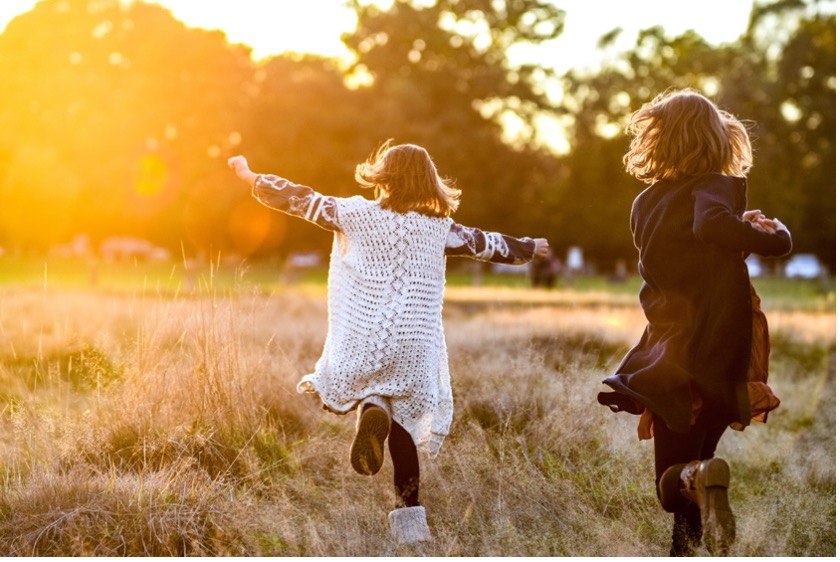 niñas corriendo al aire libre