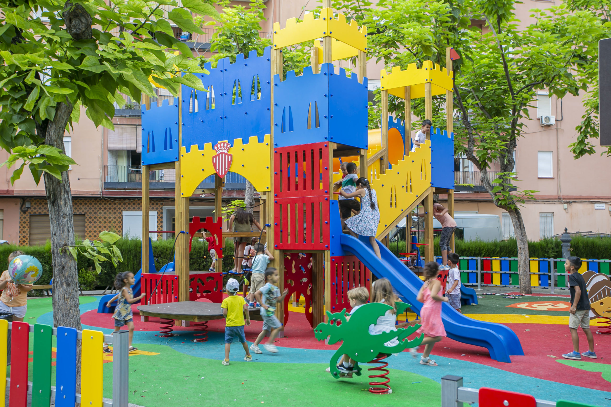 parque saludes play castillo licitación ayuntamiento diversión pvc colorido xirivella