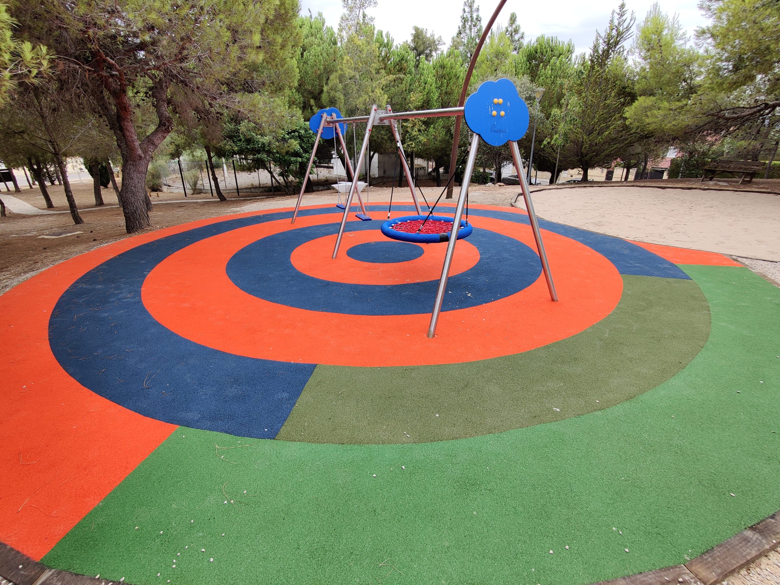 Por qué elegimos el caucho para nuestros parques infantiles?