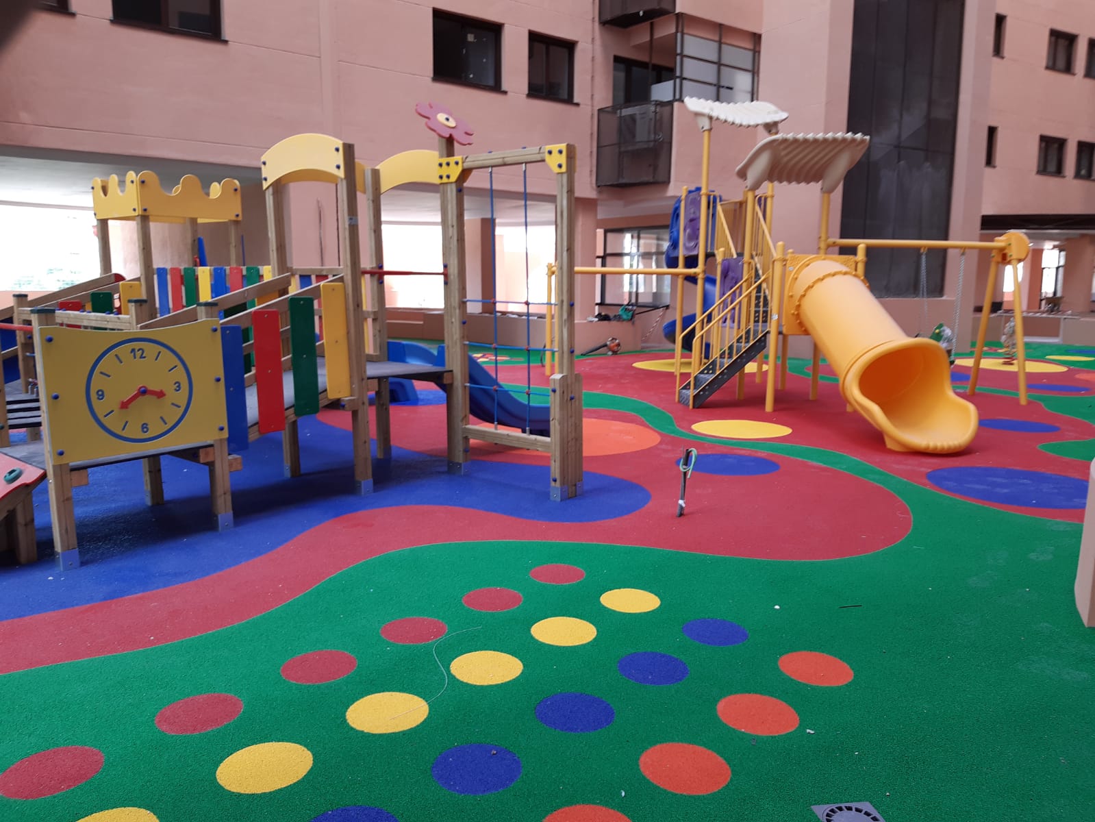 Por qué elegimos el caucho para nuestros parques infantiles?