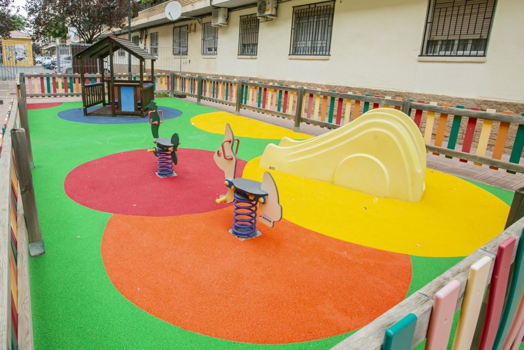 Parque infantil exterior seguro