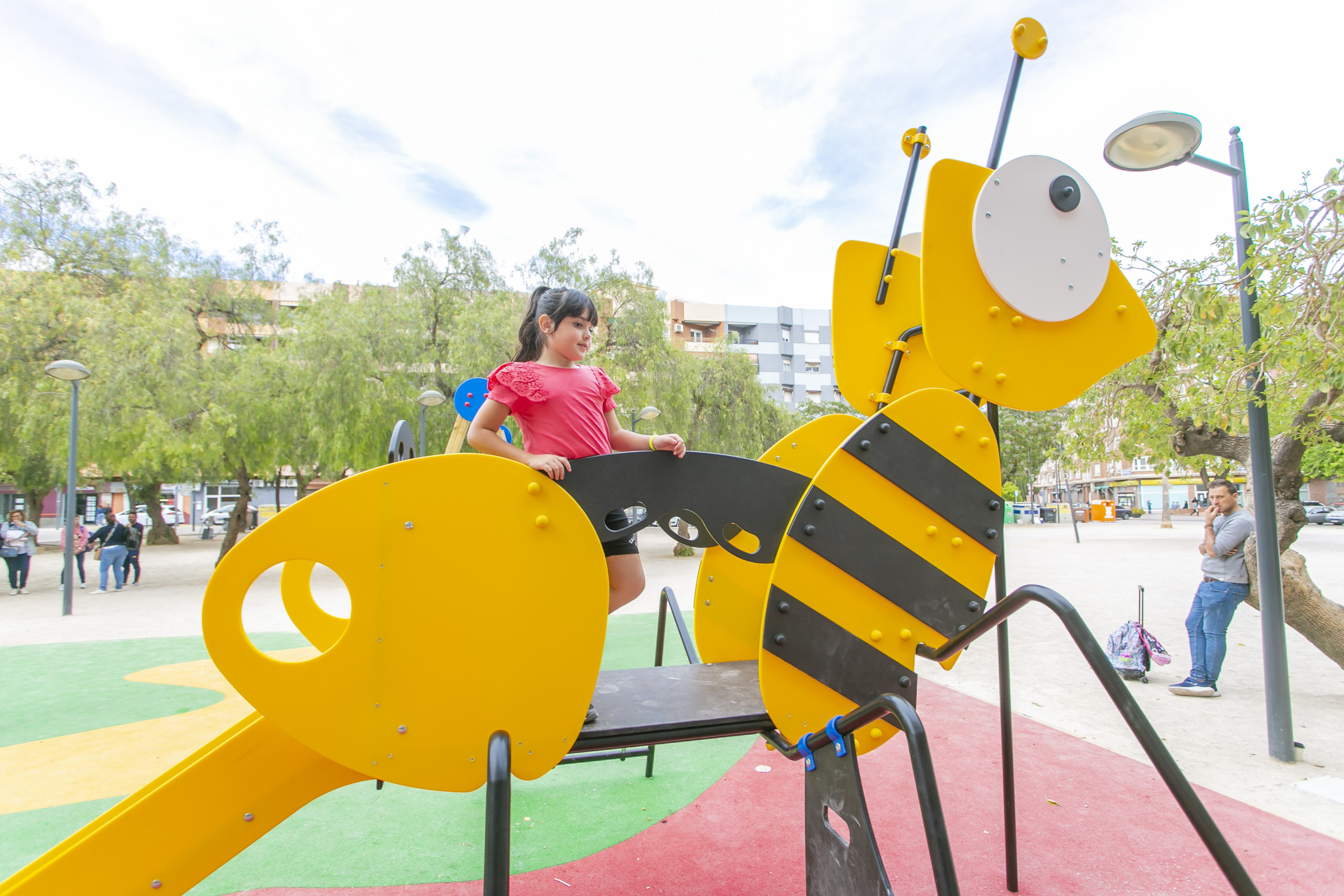 Parc roser parque del roser saludes play niña abeja juego parque infantil jardín diversión ayuntamiento alaquas saludes play alaquas es joc