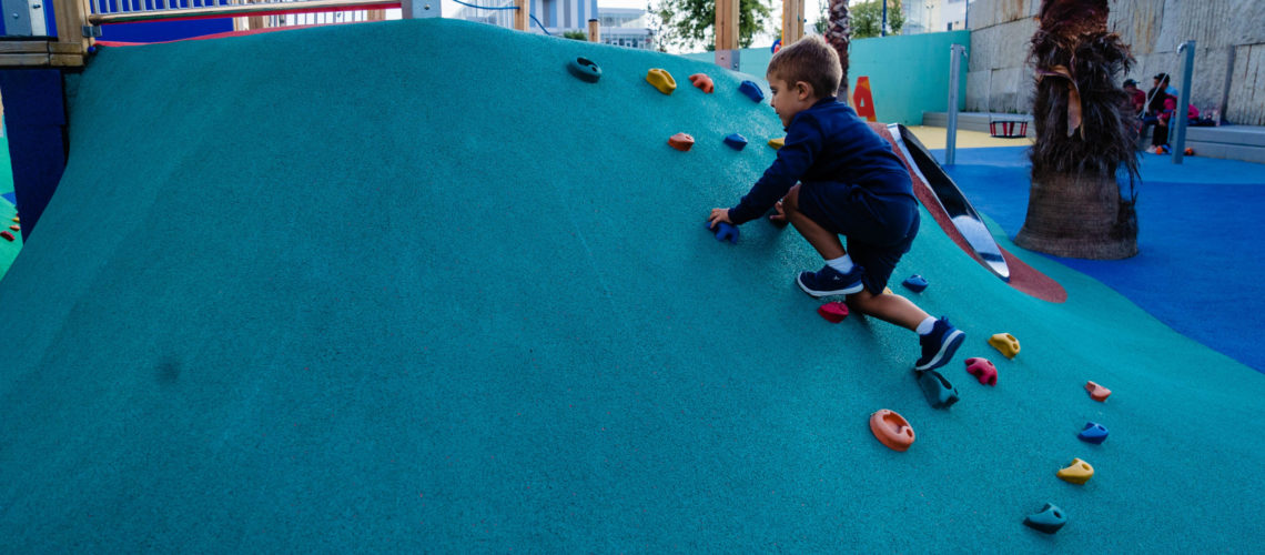 Parque infantil sin arena, presente y único futuro. parque infantil vigo, montaña de caucho, rocódromo infantil, juego, niño escalando, saludes play