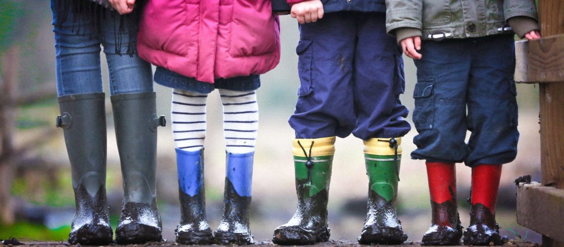 niños jugando en invierno