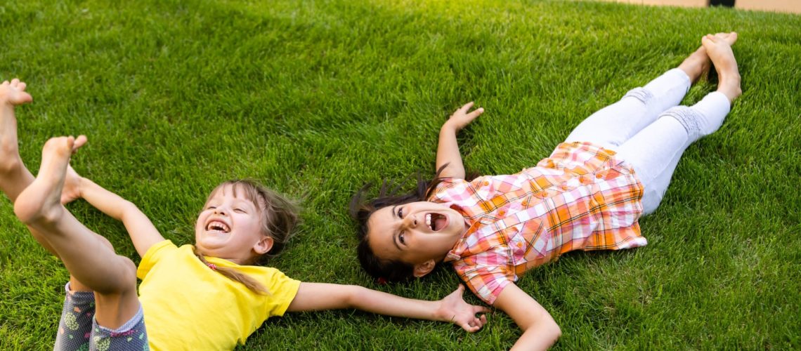 niños felices jugando en parque